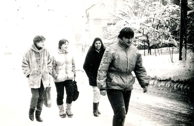 Růžena Ďorďová (vzadu třetí zleva) v době, kdy pracovala v továrně Elite Varnsdorf. Zdroj: archiv pamětnice